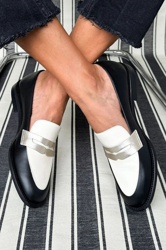 Tweekleurige mocassin met metalen detail