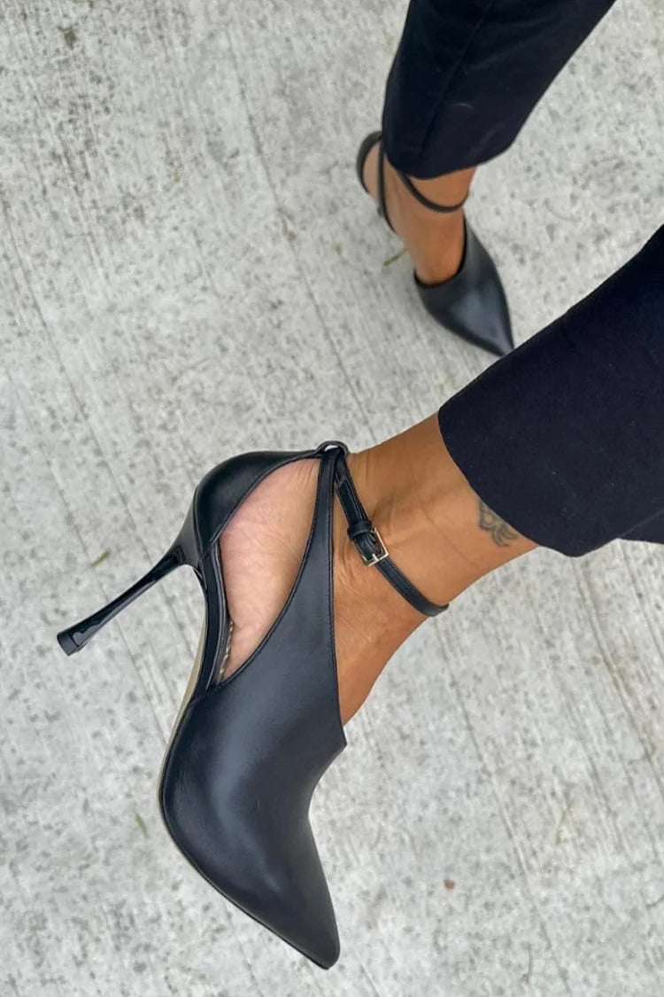 Puntige pumps met riempje