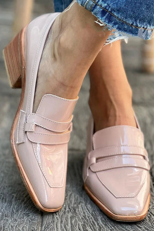 Glanzende mocassins met brede hak