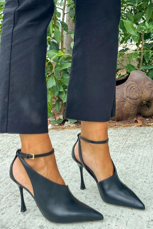 Puntige pumps met riempje
