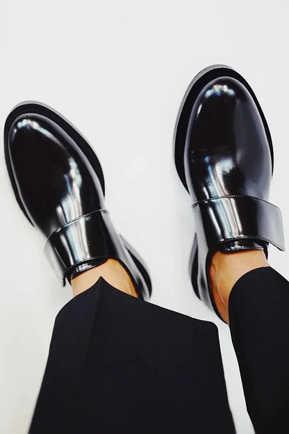 Glanzende mocassin met brede band