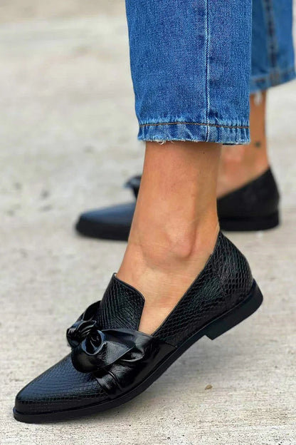 Zwarte mocassin met glanzende strik