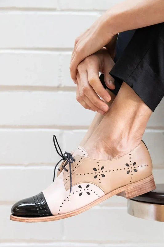 Tweekleurige veterschoenen met geperforeerde details